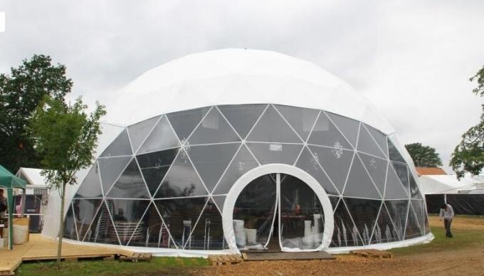 tende rotonde della cupola geodetica dei diametri di 20m con il chiaro tessuto del PVC