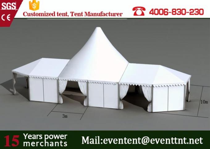 La tenda di campeggio piegante bianca, tende di tensione dell'alto picco con il tetto superiore impermeabilizza